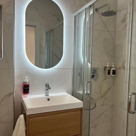 Apartament Modern - Walk To Shops & Qui-si-sana Promenade *