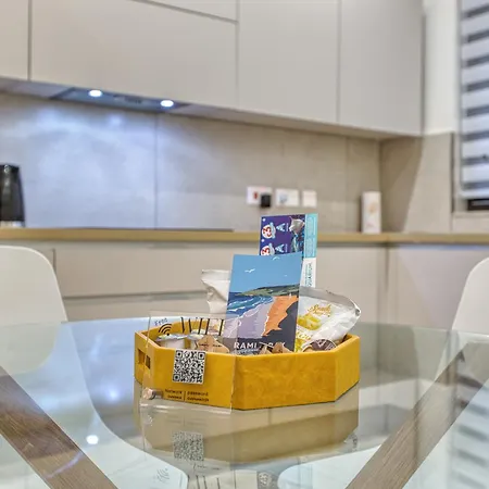 Modern - Walk To Shops & Qui-si-sana Promenade