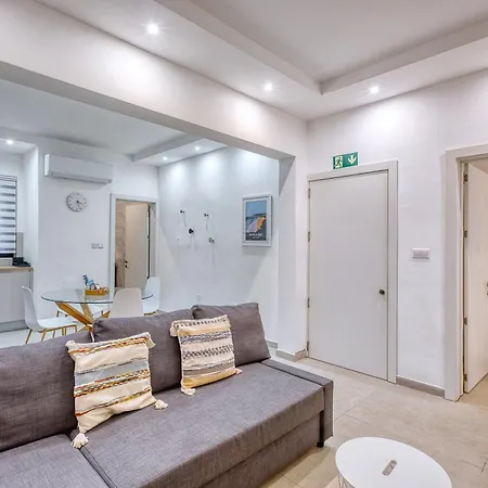 Modern - Walk To Shops & Qui-si-sana Promenade