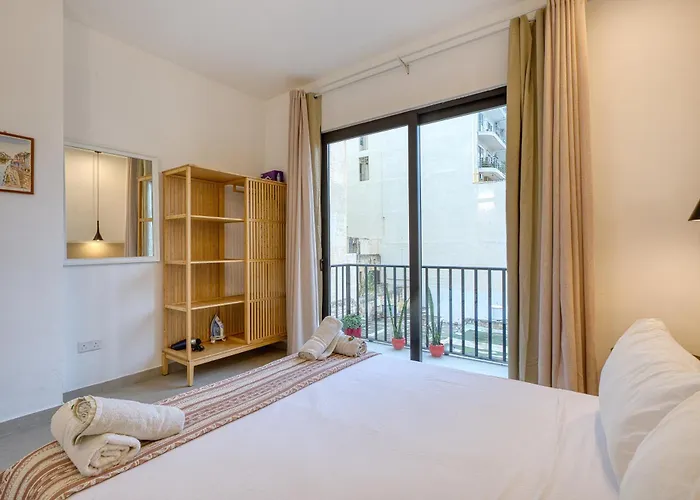 Modern - Walk To Shops & Qui-si-sana Promenade *