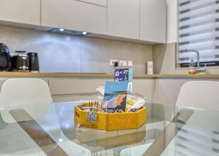 Modern - Walk To Shops & Qui-si-sana Promenade